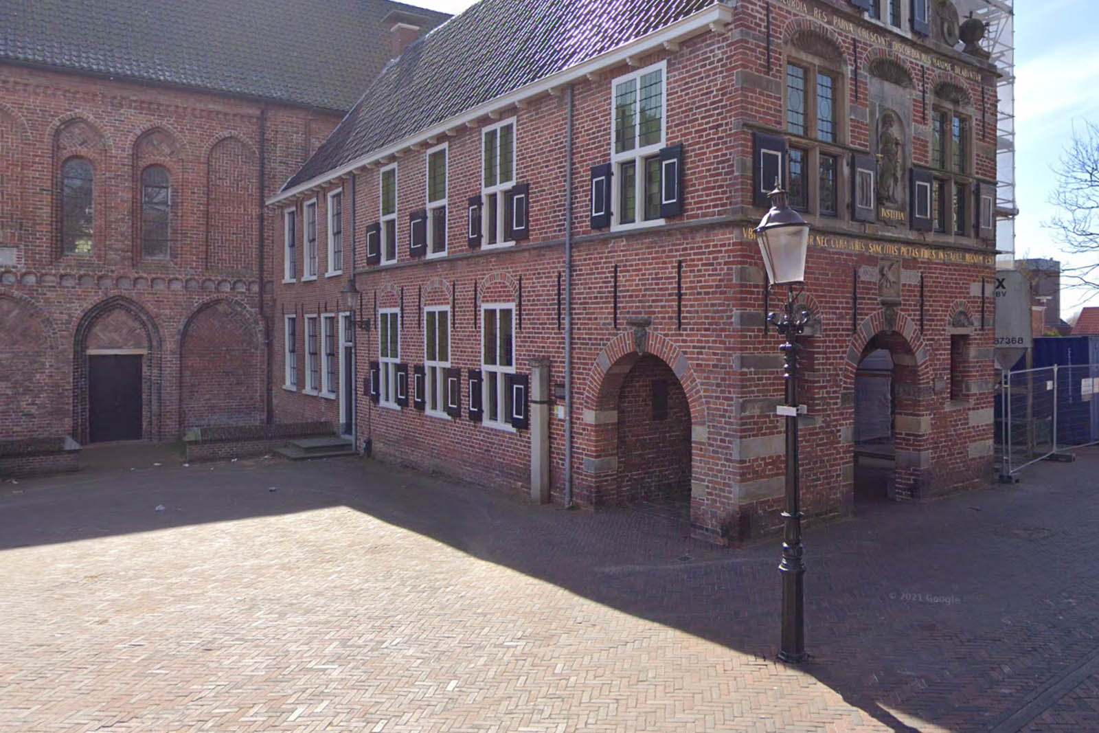 Jim  Parks legt op 2 mei bloemen bij bevrijdingsplaquette in Appingedam
